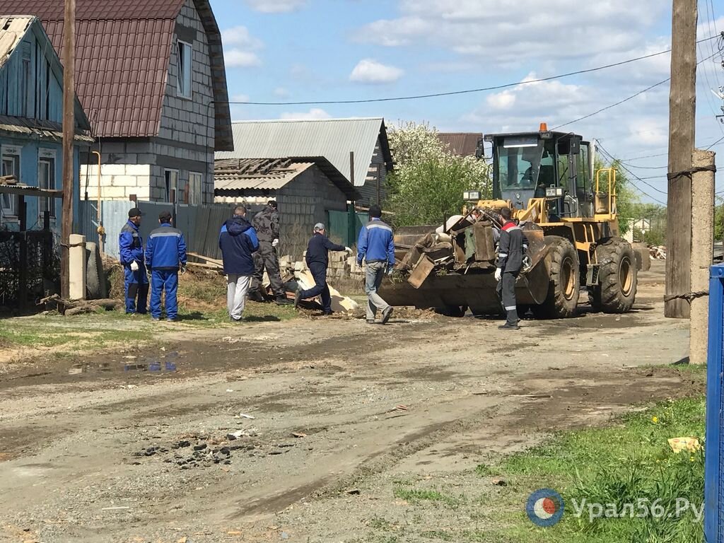    В Орске закончили вывозить мусор после паводка бригады предприятий востока области