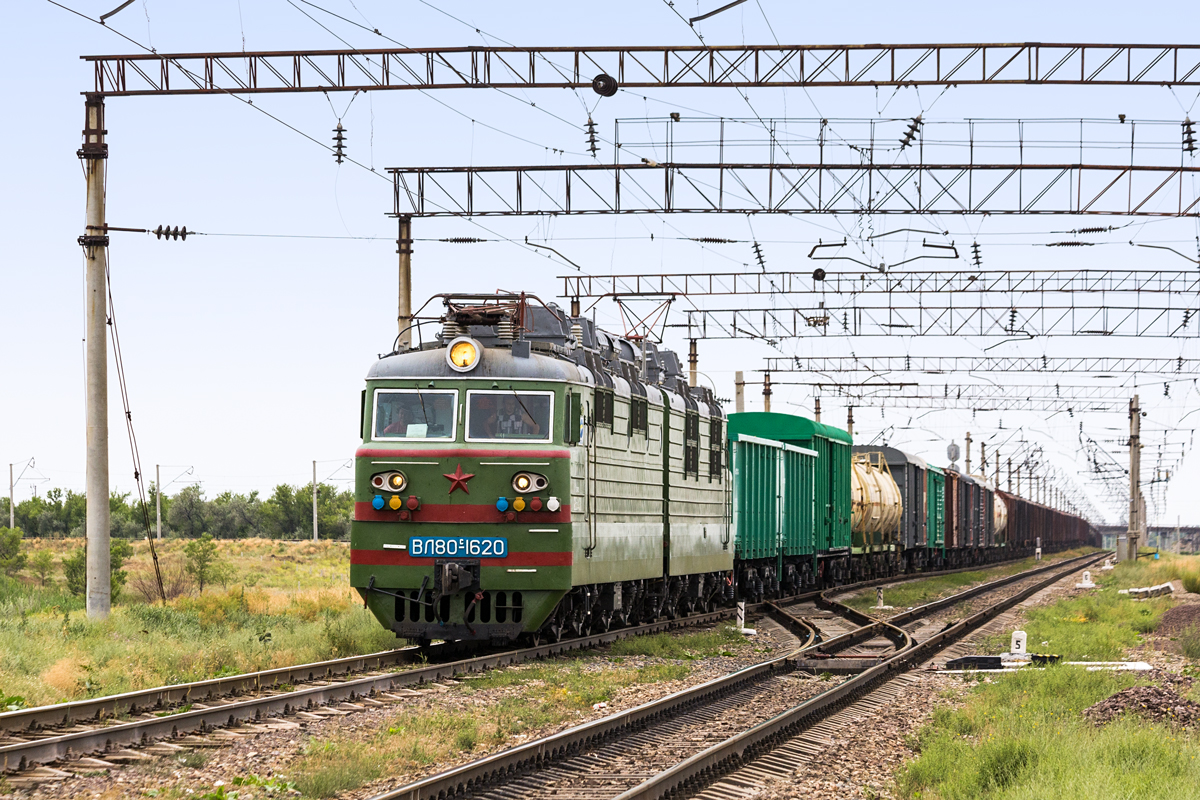 Вес вл80с. Электровоз вл 80 сбоку. Электровоз вл80с 1308. Электровозы переменного тока вл80с. Электровоз вл80с-1108