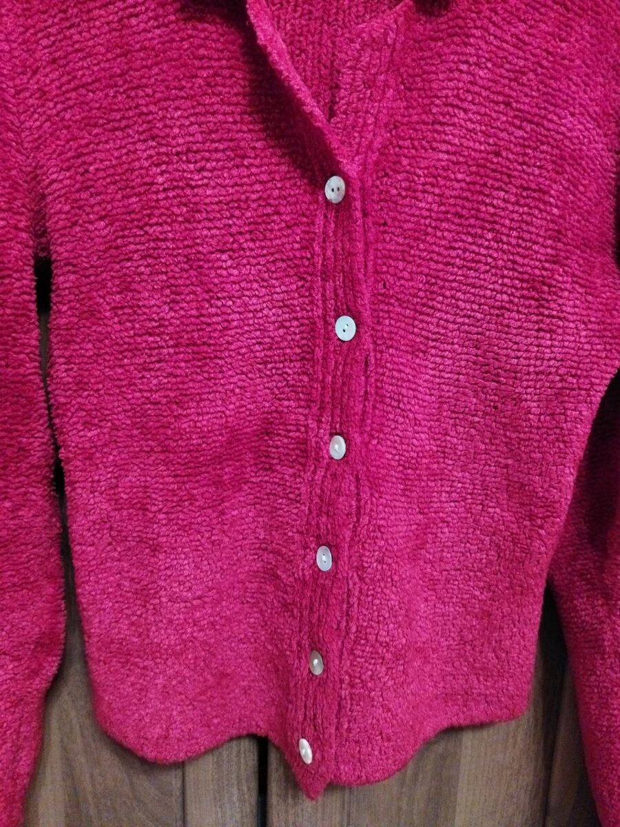 Пуговицы были слишком плоские и проваливались в ткань из-за чего кофта расстёгивалась