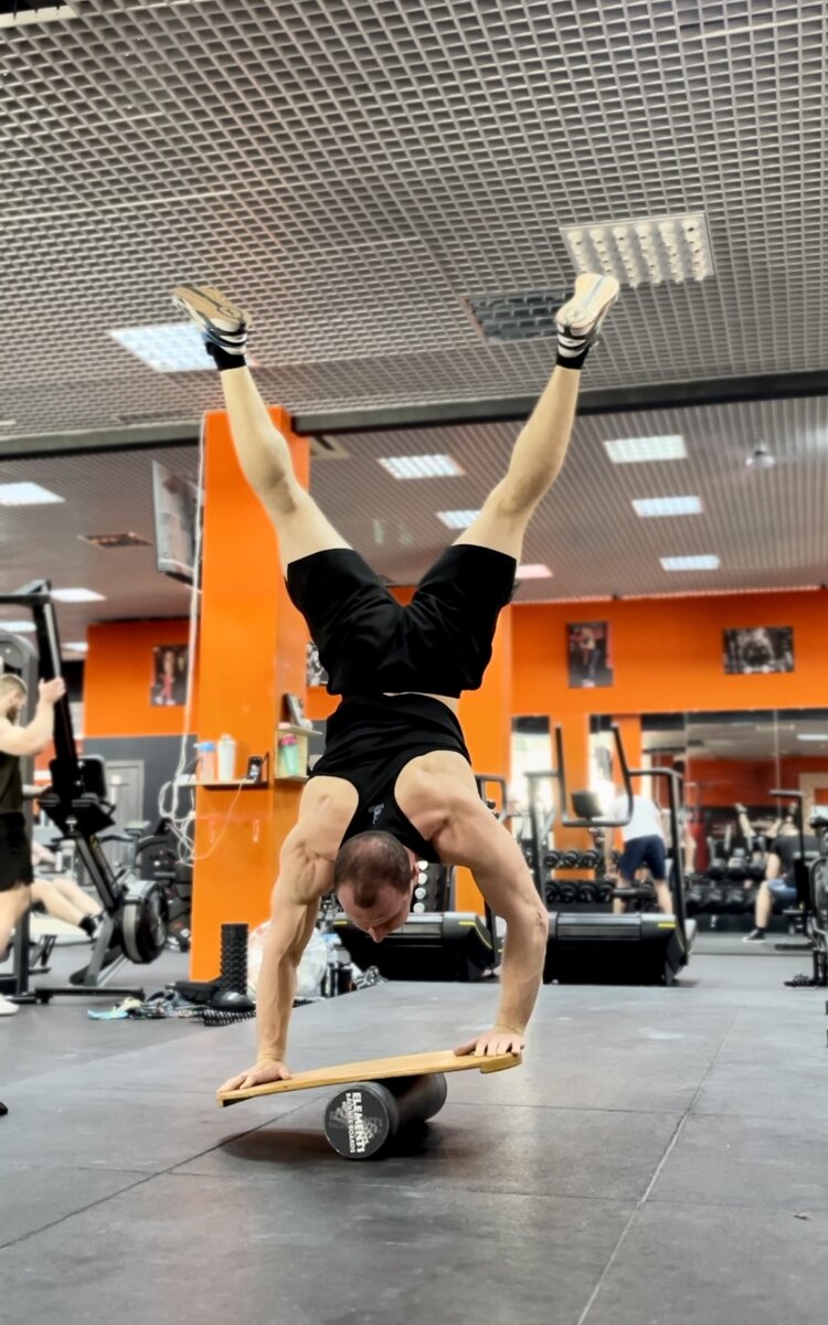 Стойка на руках на балансборде. 