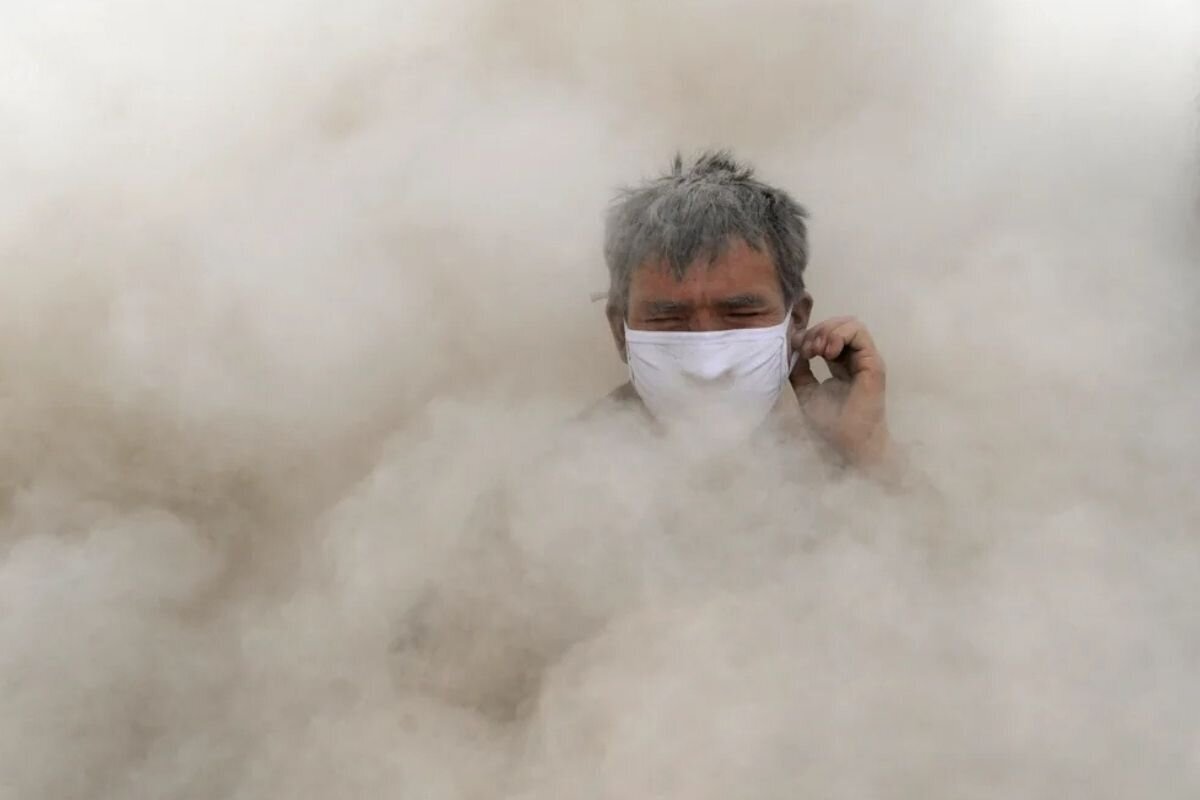 Пыль 
Частицы размером больше 50мкм не вдыхаются. А частички меньше 0.5мкм вдыхаются и выдыхаются обратно, не причиняя вреда. Проблемы создает пыль размерам от 5 до 10мкм, она оседает в носу и дыхательных путях. И организм избавится от нее с кашлем и насморком. Частицы 0.5 - 5микрон еще опаснее, они остаются в легких и накапливаются там. Могут попадать в кровоток.