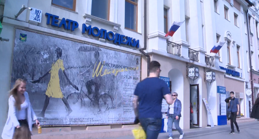 По мотивам киноповести Марлена Хуциева "Я шагаю по Москве" ставят спектакль в театре Молодежи во Владивостоке