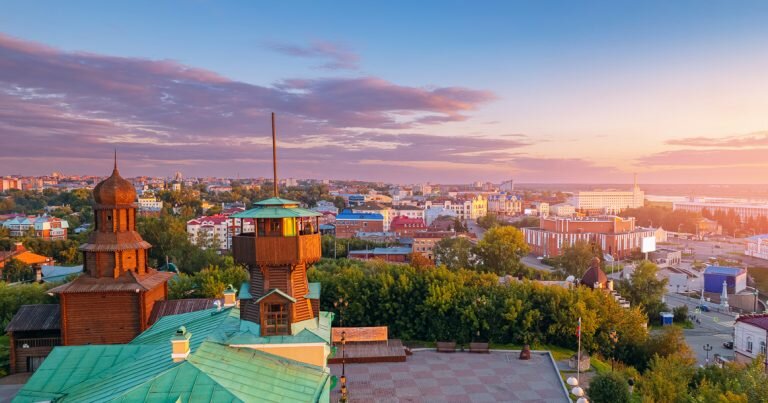 Из всех сибирских городов самый независимый характер, пожалуй, у Томска. Вместо парков здесь сады: Лагерный, Городской и т. д.