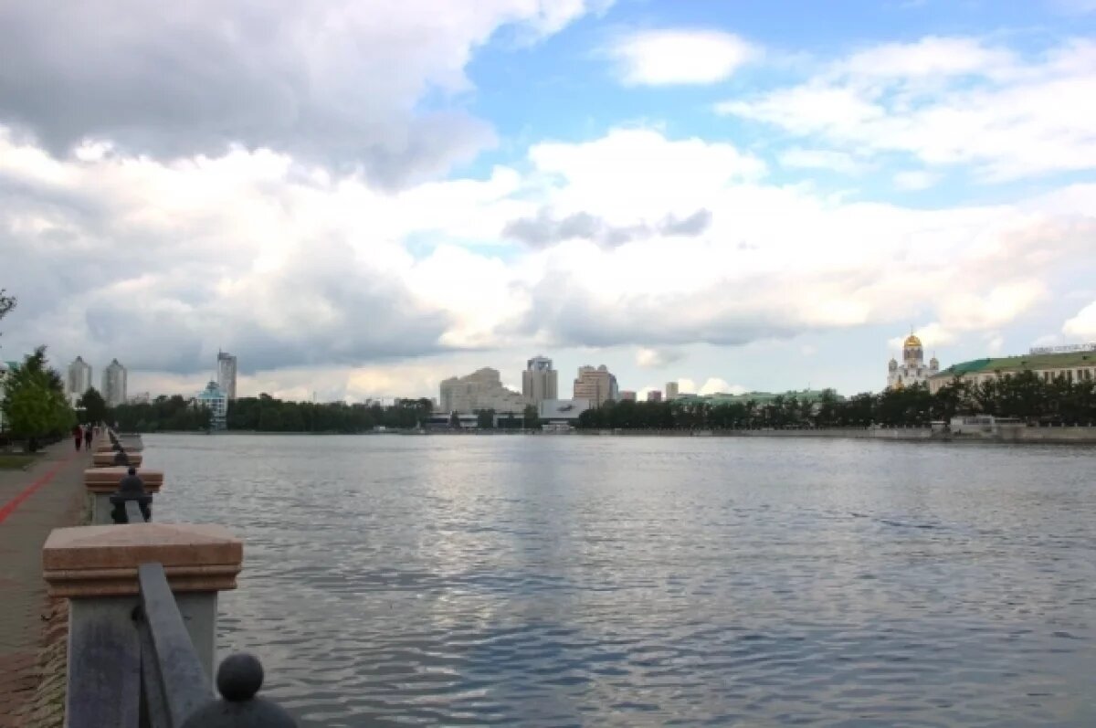    В Екатеринбурге очищают Городской пруд от мусора