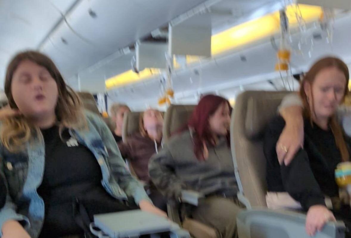 Фото очевидцев из салона самолёта, попавшего в зону сильной турбулентности. 