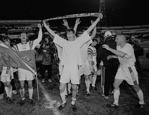 Мирослав Ромащенко, Егор Титов и Андрей Тихонов после «золотого матча» с «Шинником» в 1998 году. Фото архив «СЭ»