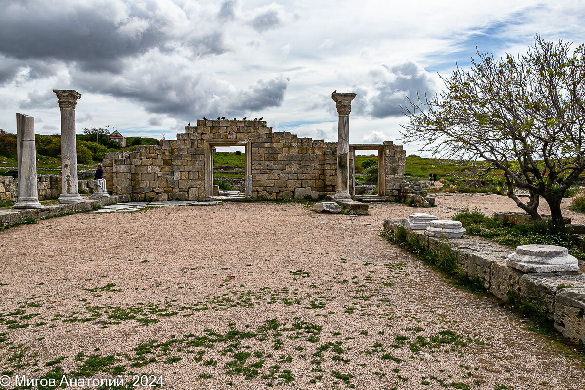 1. В Херсонесе Таврическом.