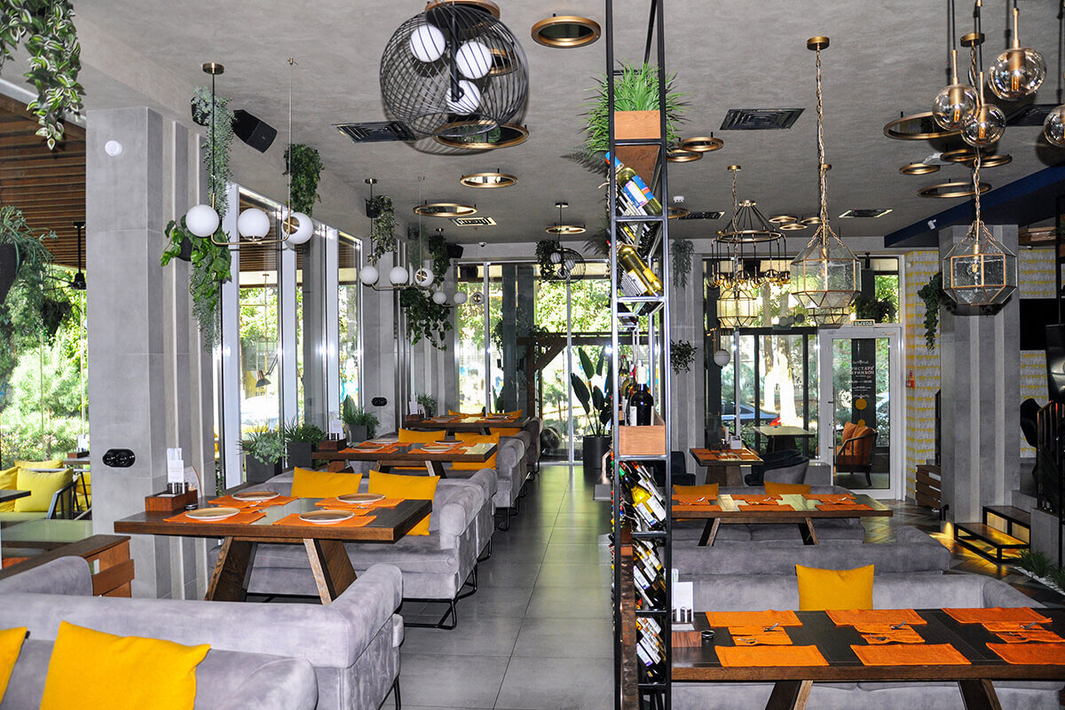 В статье рассматриваются преимущества заказной мебели для кафе, ресторанов, салонов красоты и клиник. Подробно описаны особенности и функциональные требования к мебели для бизнеса, включая процесс заказа и изготовления, взаимодействие с производителем, сроки и стоимость. Приведены популярные материалы и современные технологии производства, а также примеры успешных дизайнерских решений и проектов.