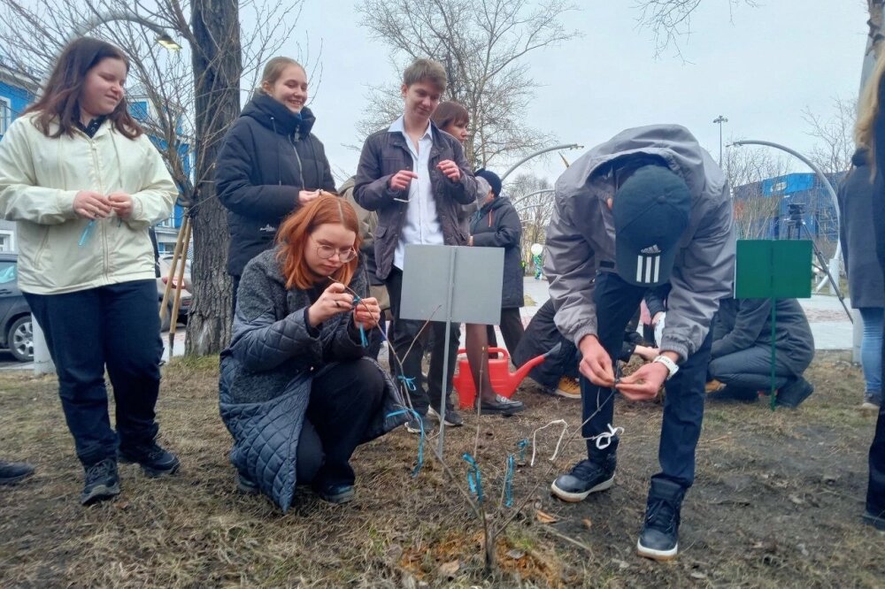    Выпускники повязали на ветки сирени ленты и загадали желания. Фото:  АиФ/ Марина Дедюх