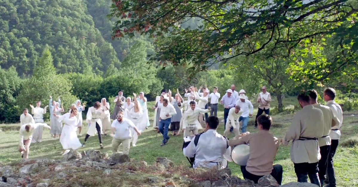 вот тут можно не бояться переборщить: танцем фильмУ не испортишь! :)