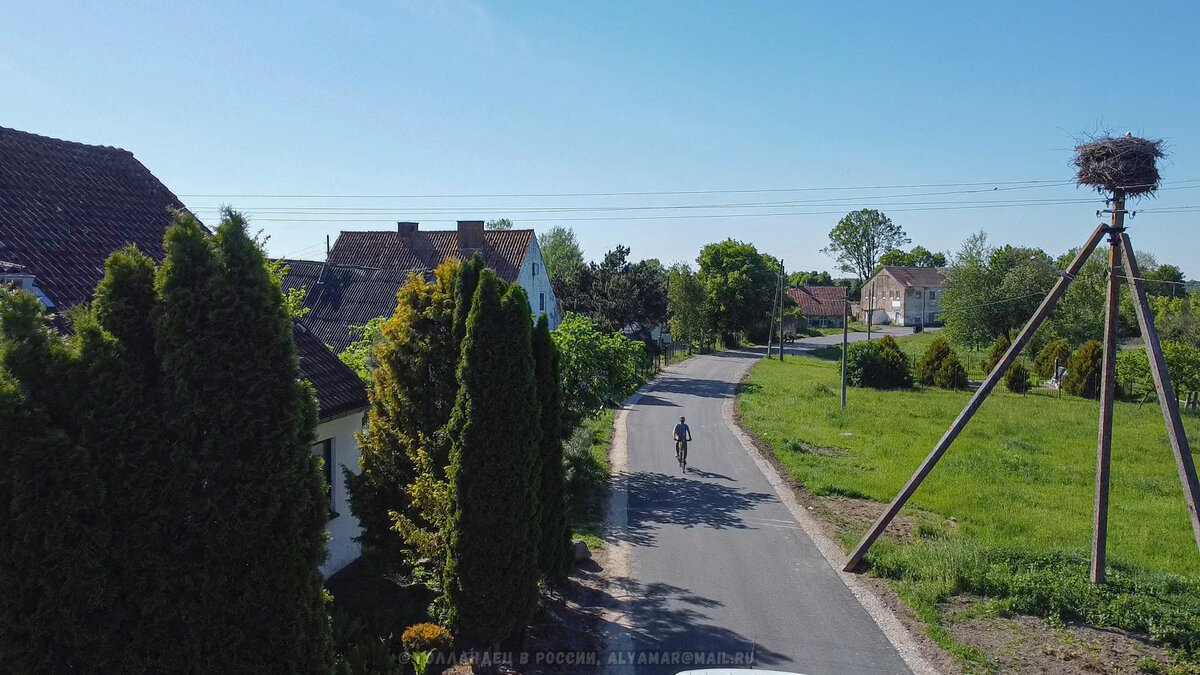 Посёлок Ильичёво. Дом находится слева. А справа - дом аиста. Фото: Голландец в России