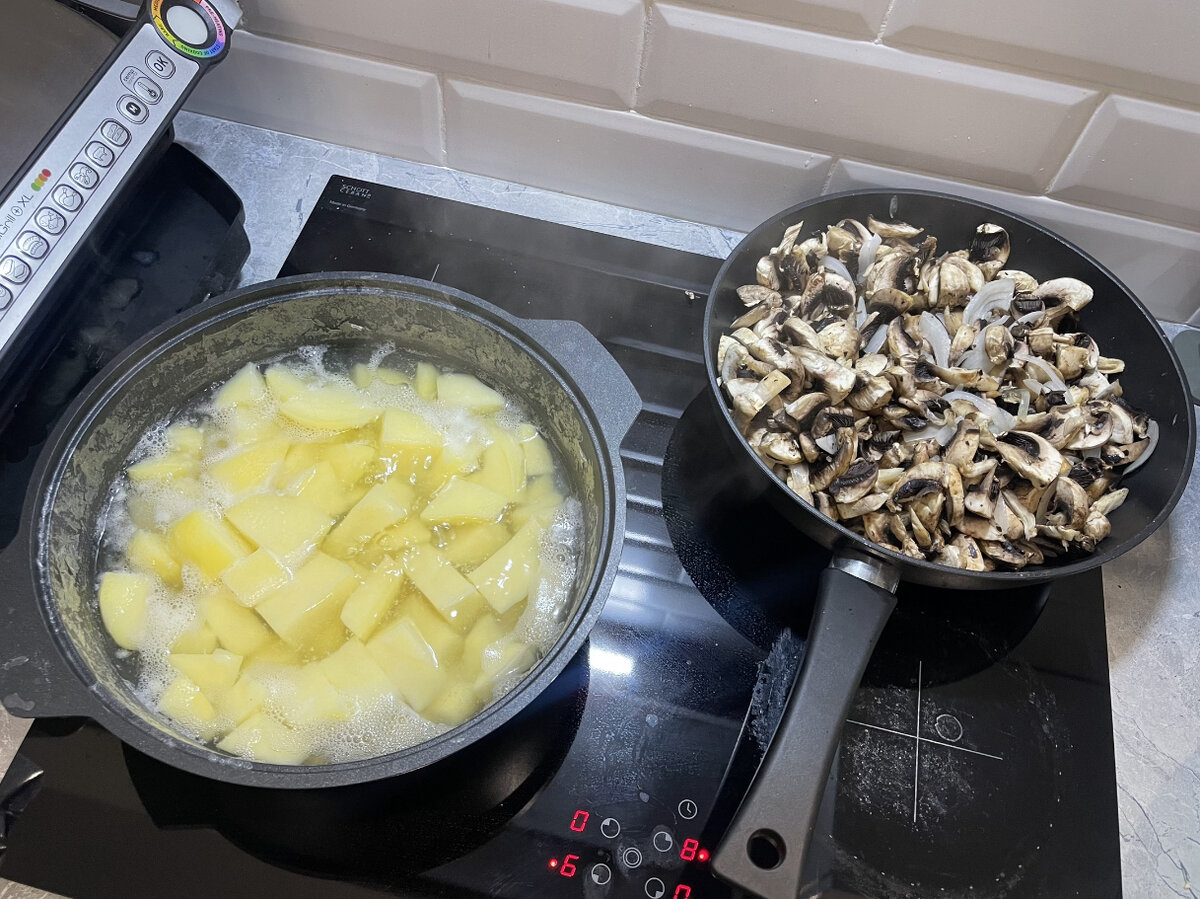 Пока варится картофель, грибы и лук нужно обжарить на сливном и оливковом масле, посолить и поперчить.