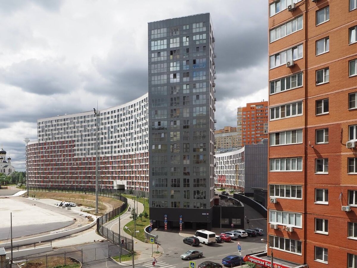 Снимала из соседнего дома. Интересный ракурс на второй корпус. Застройщик, кстати, ПИК. Достраивал за Мортоном. Внизу сбоку въезд в подземный паркинг. 