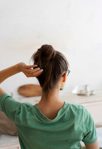 https://ru.freepik.com/free-photo/young-woman-with-messy-bun_28886108.htm#fromView=search&page=1&position=3&uuid=32702a2f-3901-4029-9b62-24939f1934b4