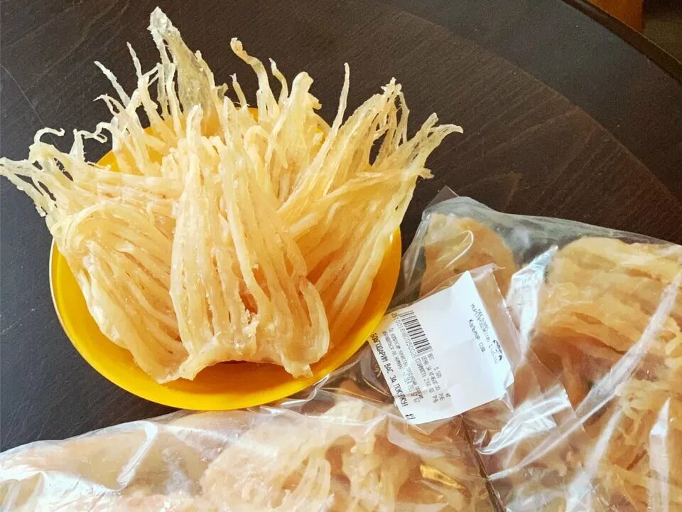 Щупальца кальмара сушёно-вяленые упаковывают в вакуумные пакеты по 500 грамм, температура хранения — до +22…23 °С. Фото: Светлана / Яндекс Карты