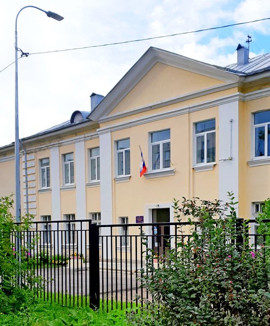 Здание бывшей школы № 6 (436) на Александровской улице /фото из личного архива, 2020/