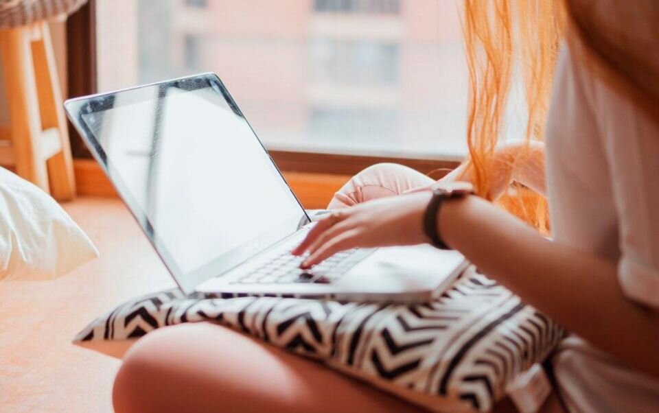    Девочка. Компьютер. Источник: unsplash.com