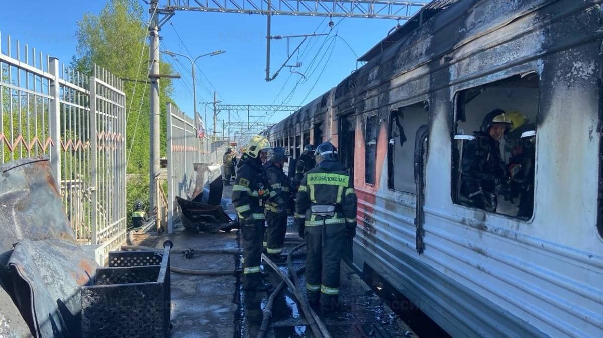 Появилось видео горящей электрички в Подмосковье | Вечерняя Москва | Дзен