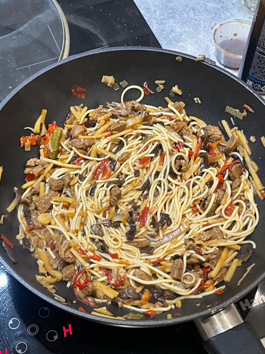 На этом фото замороженные тайские овощи фирмы «Заморозка», могу сказать, что самый лучший выбор по моему мнению с грибами шиитаке.