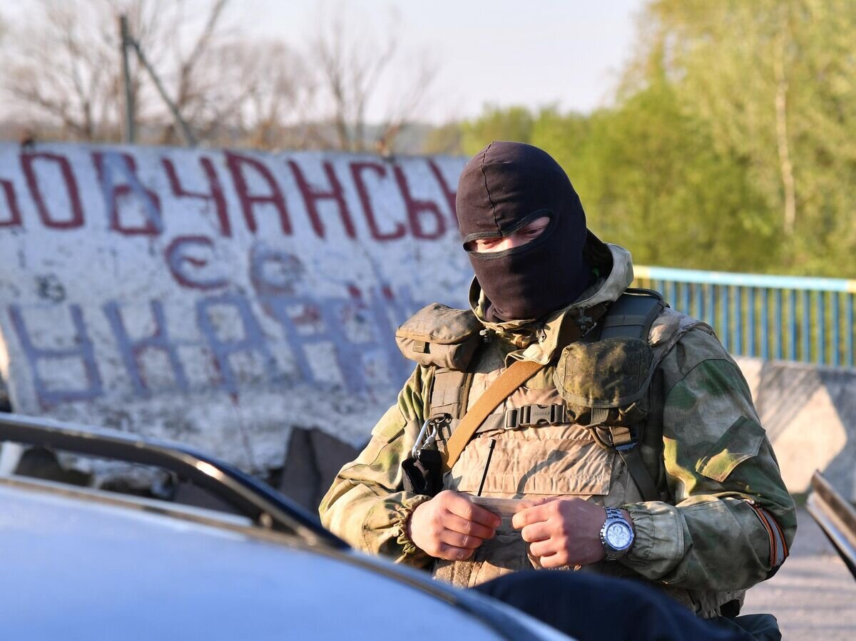    Боец МВД ЛНР несет службу на блокпосту в Волчанске Харьковской области© РИА Новости / Виктор Антонюк