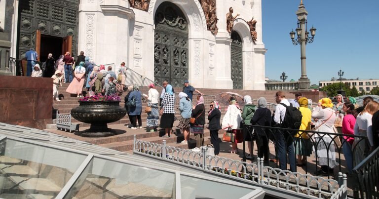 Верующие москвичи стоят в длинной очереди в Храм Христа Спасителя, чтобы поклониться Тихвинской иконе Божией Матери.