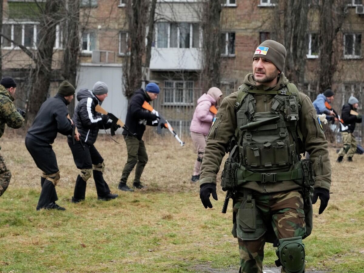    Военный инструктор во время занятий в Киеве © AP Photo / Efrem Lukatsky