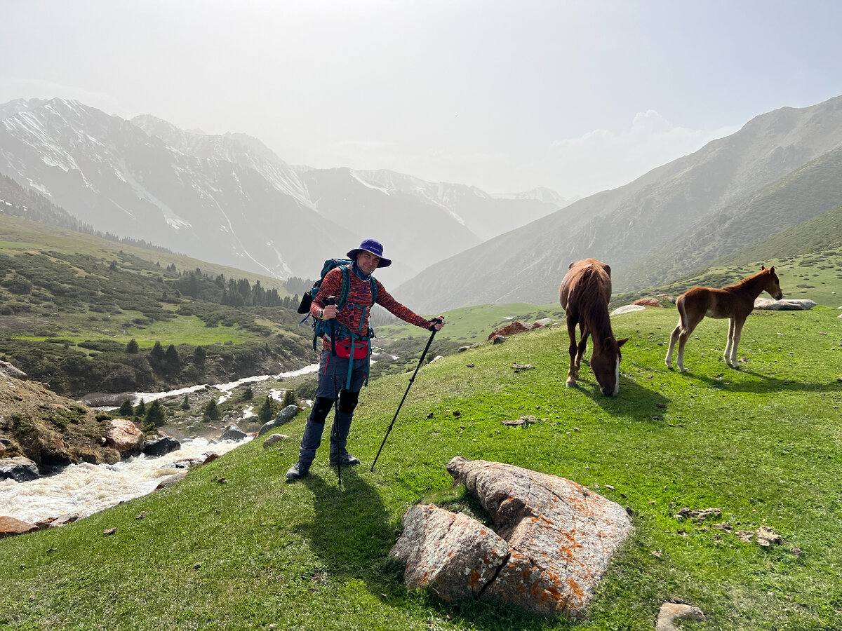 Горы Тянь-Шань в Киргизии я называю горами для девочек. Хотя девочки бывают разными, но тут речь про девочек-девочек, которые в е же слабее мужчин. Так почему же я так называю эти горы в Киргизии.-2