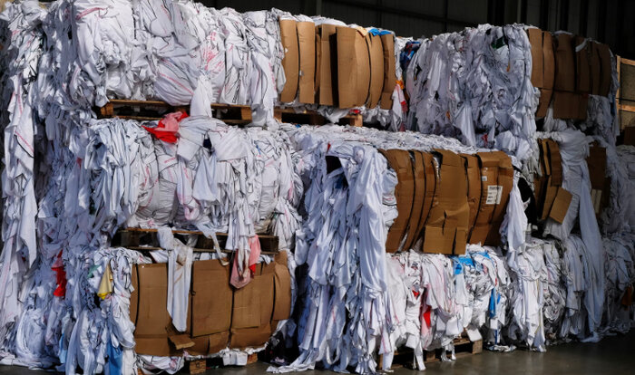 Проект, в котором используются методы переработки пластиковых бутылок, призван решить проблему нежелательной одежды в Великобритании Футболки, баннеры спортивных мероприятий и униформа свалены в кучу,-2