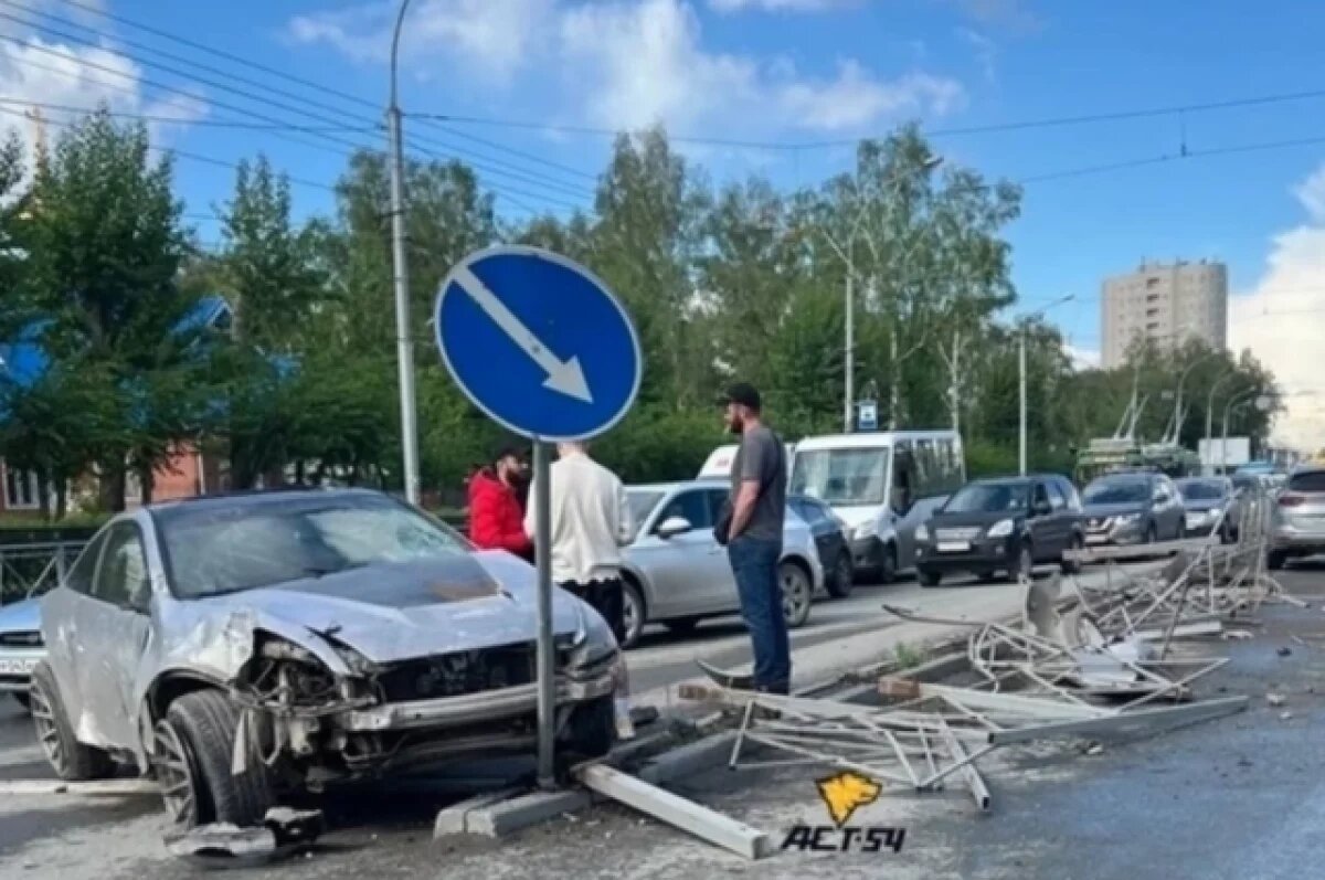    В Новосибирске у Березовой рощи водитель Honda Accord снес ограждения