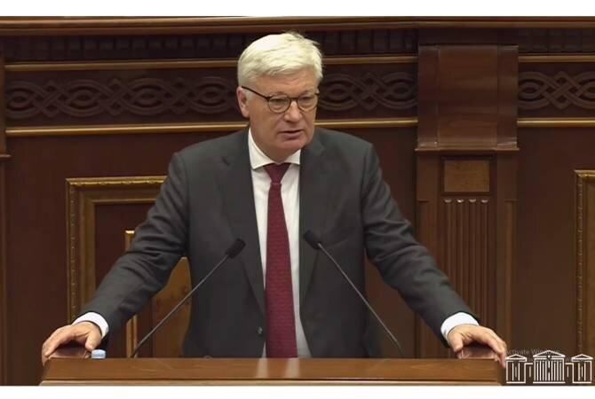 Мы настоятельно требуем от Баку незамедлительного освобождения всех ...