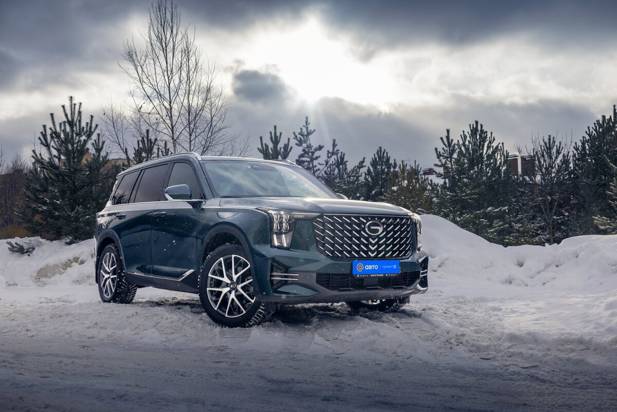    На выбор предлагается 5 цветов кузова: черный, белый, серый, золотистый и темно-зеленый