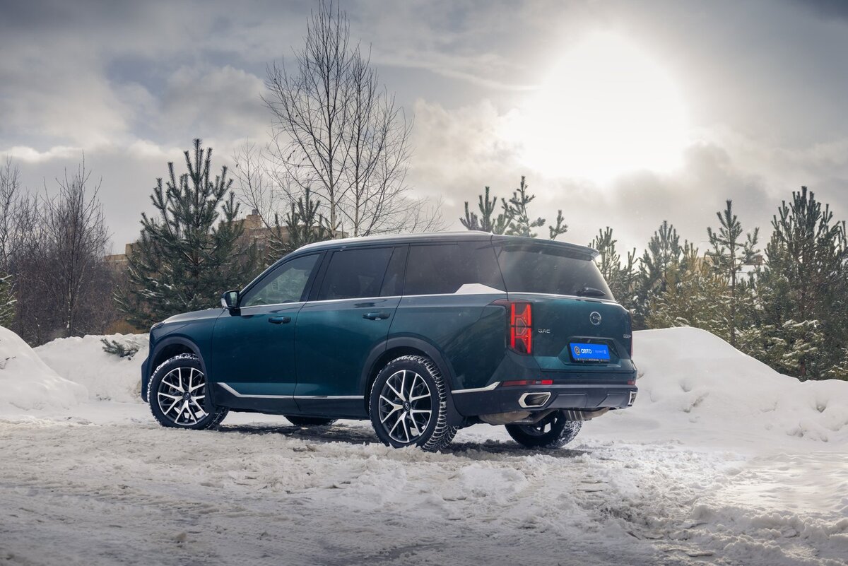    В России GAC GS8 представлен в четырех богатых комплектациях. Главное внешнее отличие флагманской версии GX Premium – светодиодные фары с функцией приветствия. 20-дюймовые колеса и панорамная крыша есть у всех GS8, кроме базовых