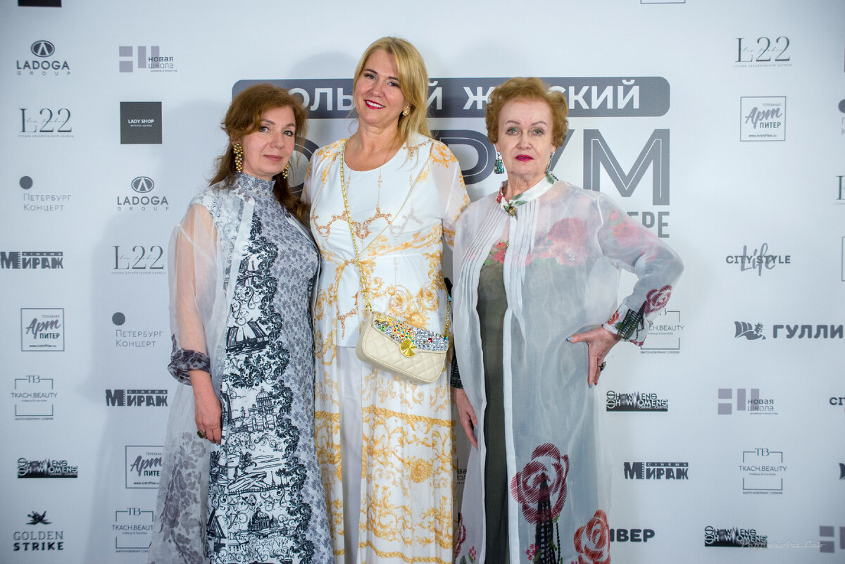 Автор слева, с дизайнером в центре. 