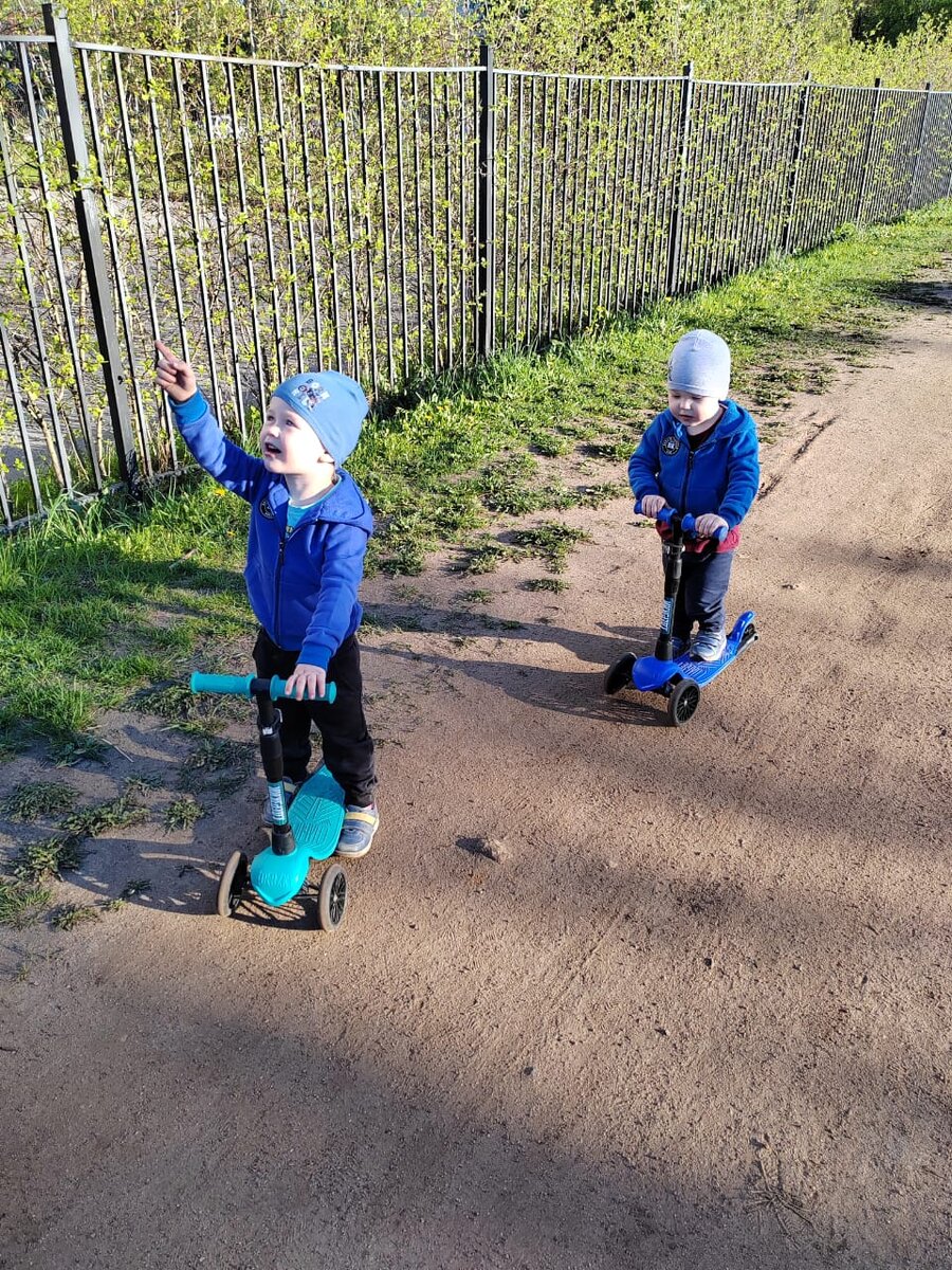 На самокатах 