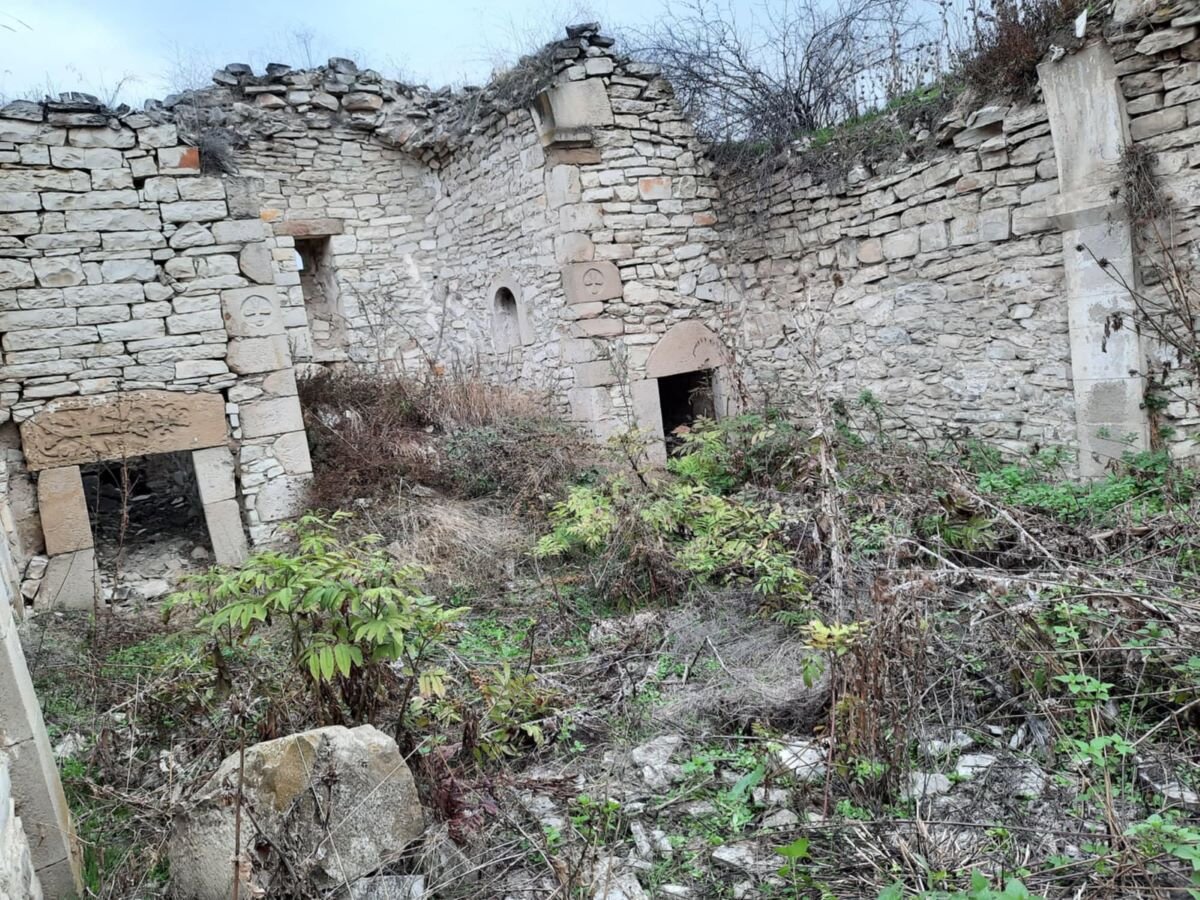 В последнее время село Сарнахбюр Аскеранского района Арцаха ассоциируется с трагическими событиями 19 сентября, жестокими убийствами троих малолетних детей в селе, депортацией и этнической чисткой...-2
