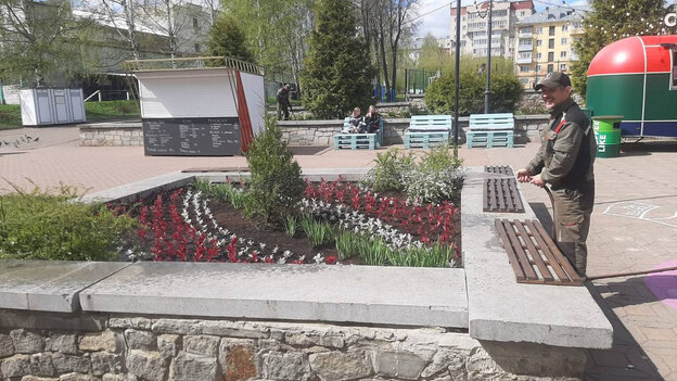    В Кирове у Покровского сквера установили подвесные цветники