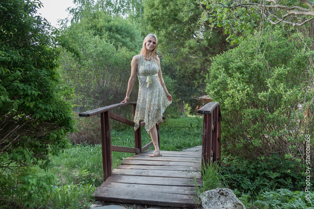 Мне нравится это фото, какое-то нежное получилось, только, вот нога потерялась...