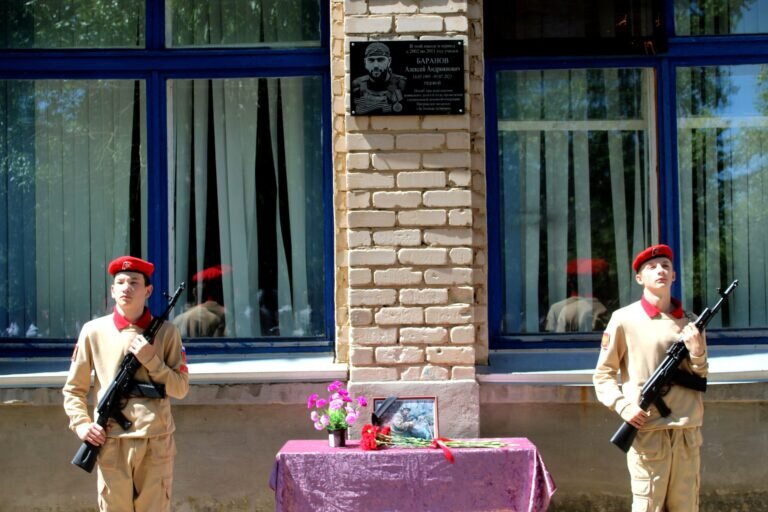    В Адамовском районе открыли мемориальную доску в честь бойца СВО Алексея Баранова Кристина Просвиркина