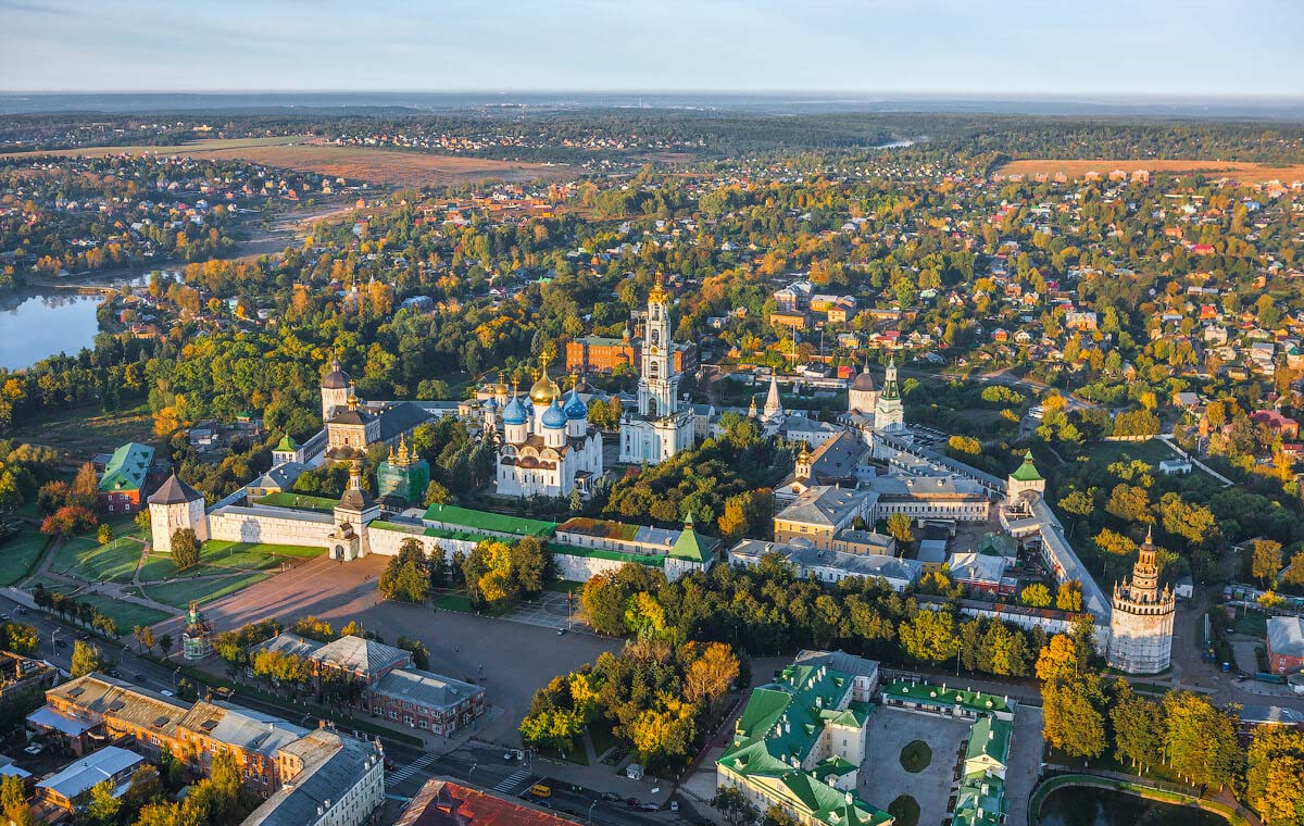 Май — прекрасное время для того, чтобы провести отдых на природе. Весной Москва превращается в настоящий оазис зелени и красоты, что открывает множество возможностей для коротких поездок и прогулок.-2