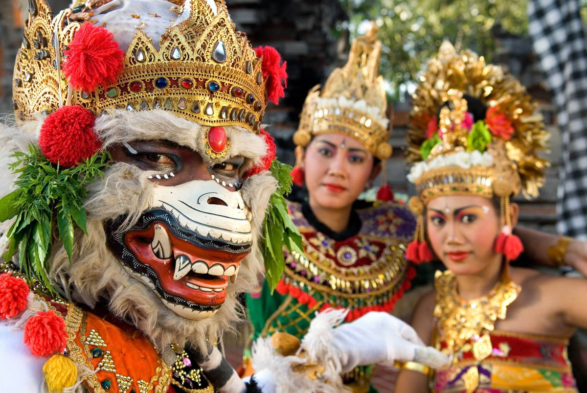 Индонезию давно облюбовали туристы из России, особенно полюбив остров Бали: туда люди едут просто в отпуск, на ретриты или чтобы переждать суровую российскую зиму.
