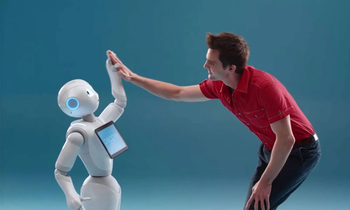 Should we trust robots. Робот. Робот человек. Робот с искусственным интеллектом. Искусственный интеллект и человек