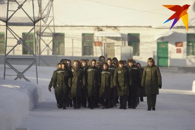 В колонии работают исключительно женщины. Увидеть тут мужчину редкость. Фото: Алексей БУЛАТОВ.