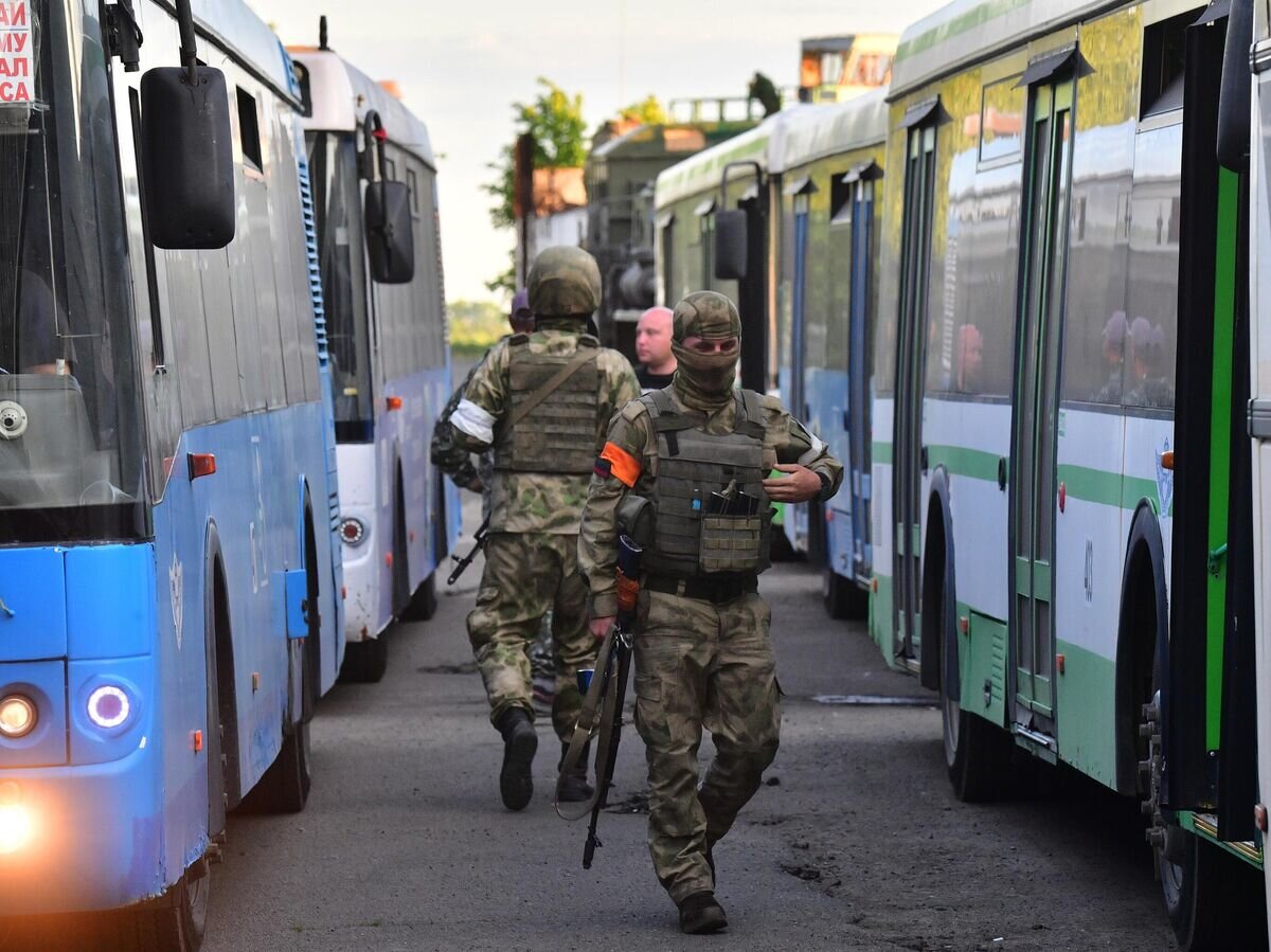    Автобусы со сдавшимися в плен украинскими военнослужащими и боевиками националистического батальона "Азов"* у следственного изолятора в Еленовке© РИА Новости / Алексей Куденко