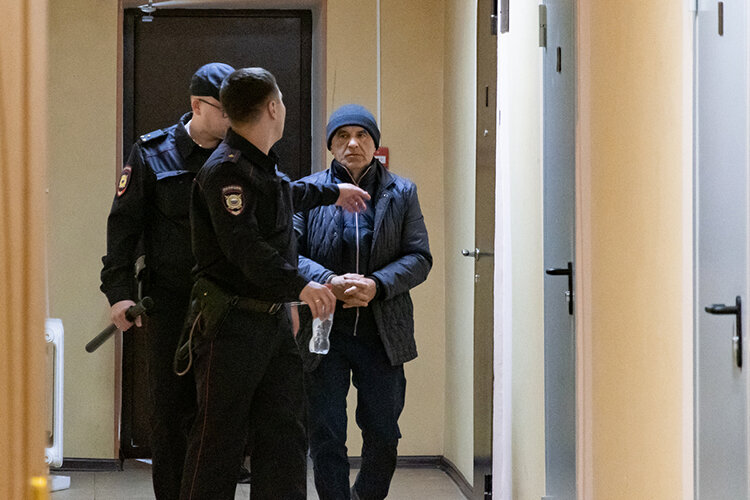    В Мензелинском районном суде прибытие подозреваемого вызвало бурные обсуждения.   
Фото: Олег Спиридонов