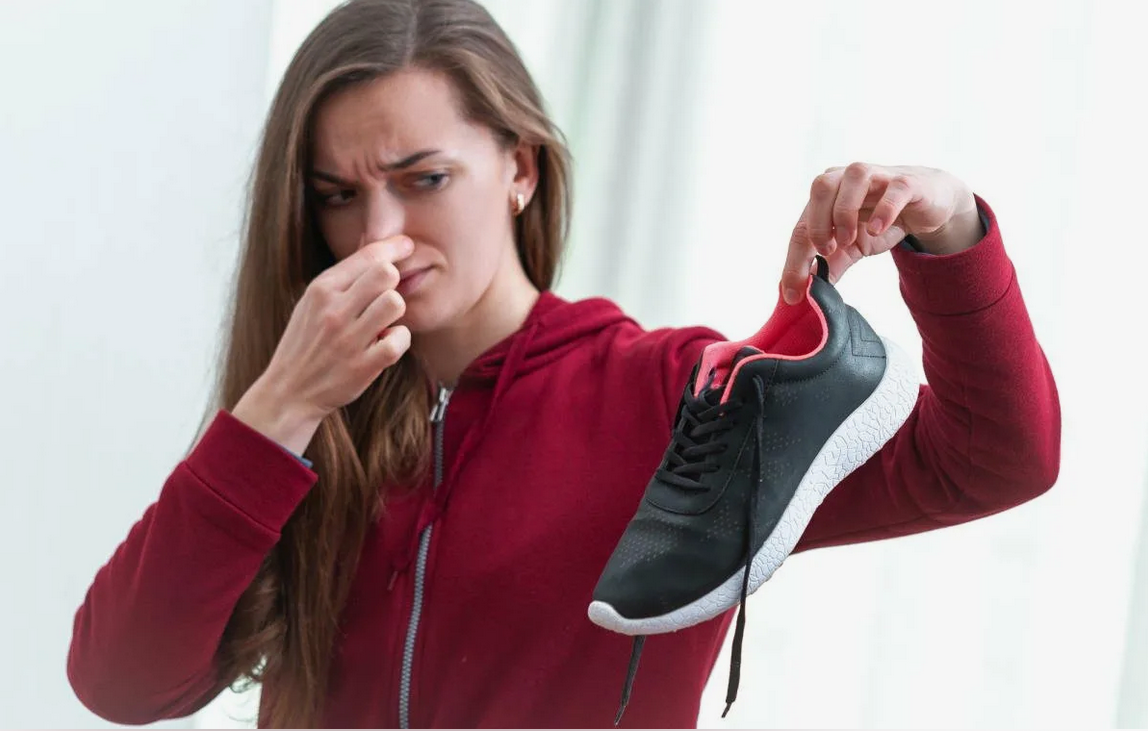  Увы, но запах из обуви — это не только проблема спортсменов и мужчин.