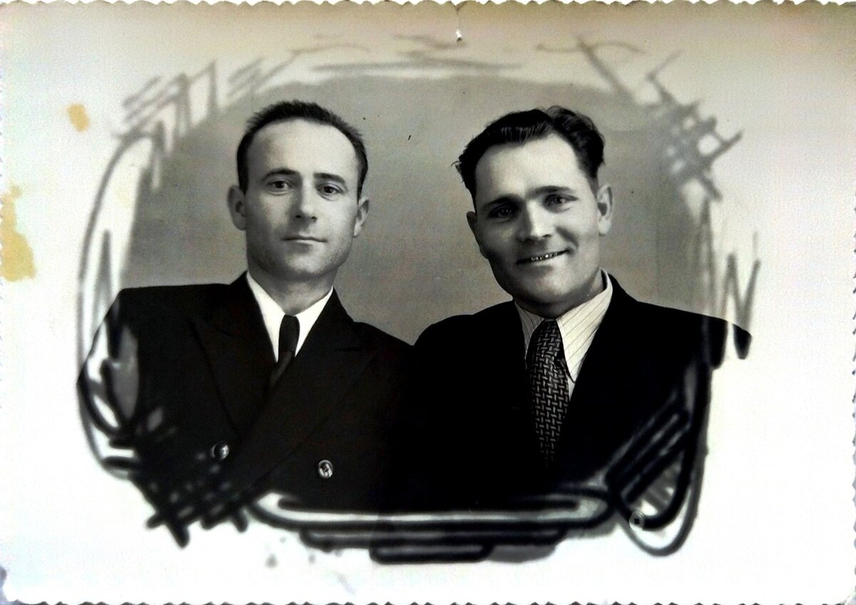 Г.Г. Фридт (слева) с другом Давидом (справа). 1960 год. (г. Салават)Фото:из архива автора