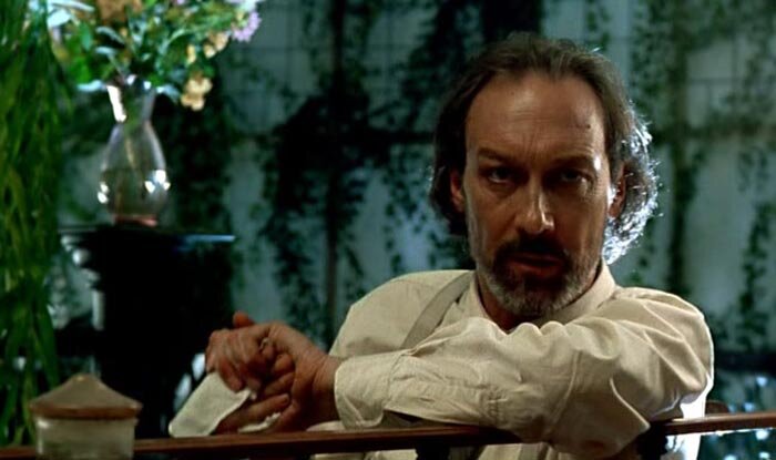 Кадр из фильма "Роковые яйца" (1995 г., режиссер - Сергей Ломкин)