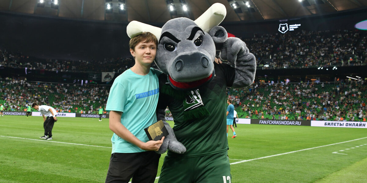 Клубный талисман (маскот) "Краснодара" с болельщиком