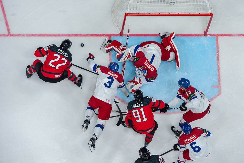    В последнем матче группы действующие чемпионы мира канадцы обыграли хозяев турнира - 4:3. / Gett yImages