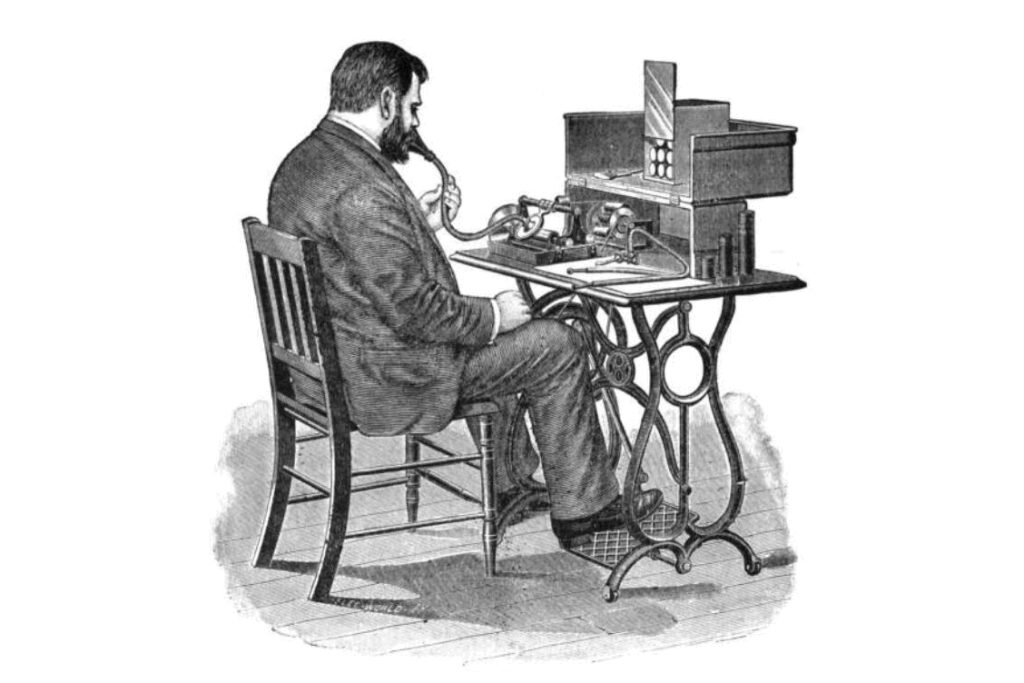    Надиктовывание звука с использованием педального привода для вращения цилиндра с записью. Гравюра из Стандартной американской энциклопедии, 1897 год